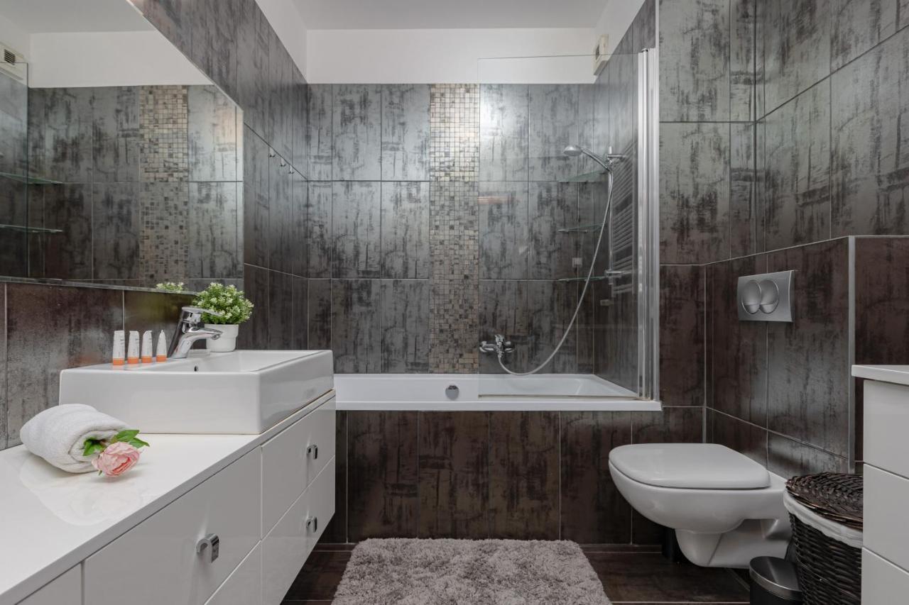Warsaw Srodmiescie Apartment With Balcony By Noclegi Renters Extérieur photo